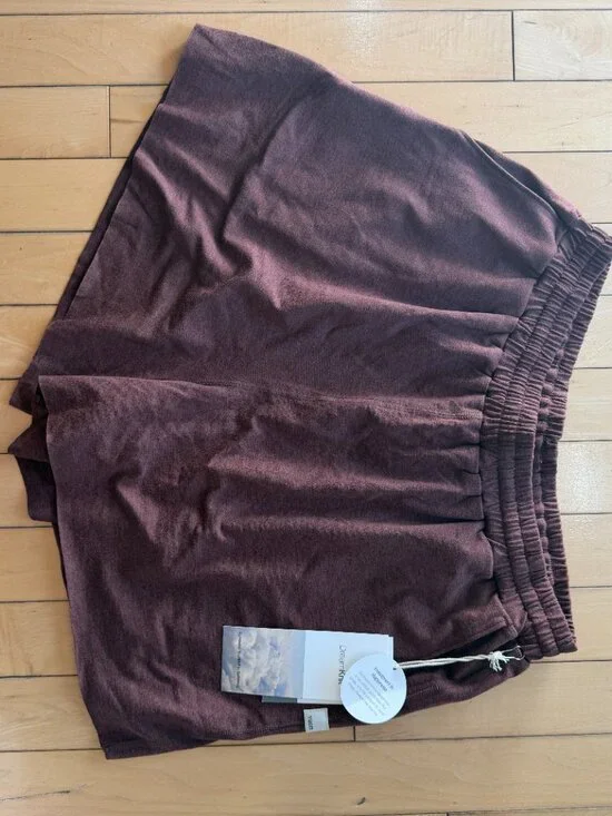 Vuori Boyfriend Short Shorts Cedar Heather Brown Size Medium New NWT - Picture 4 of 8